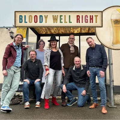 Foto met bandleden van Bloody Well Right