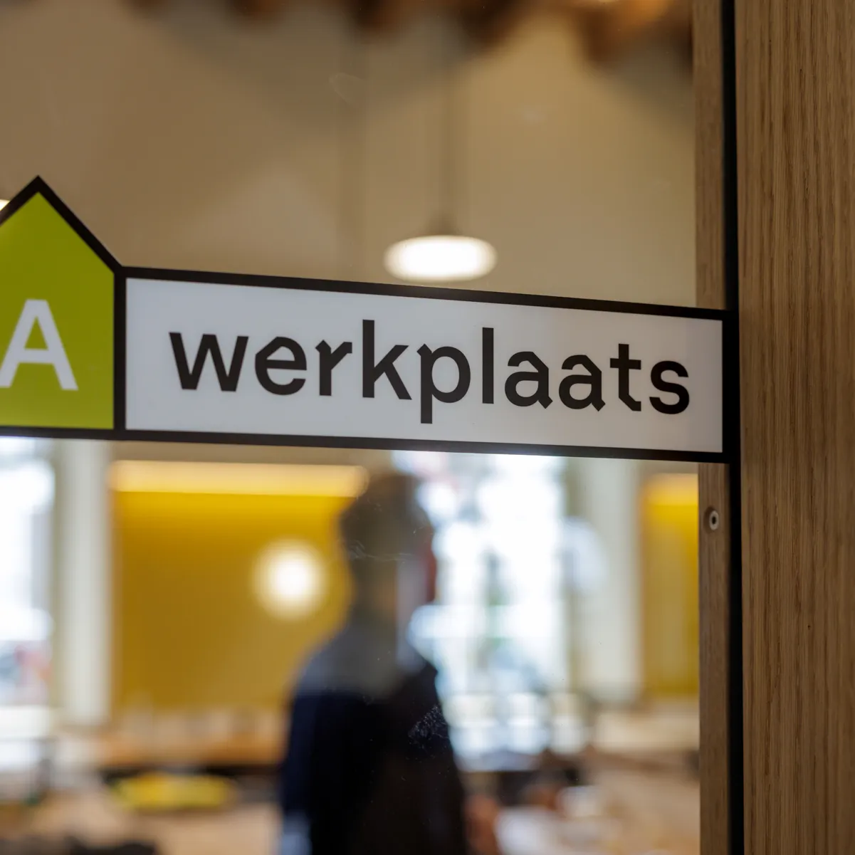 glazen deur naar werkplaats