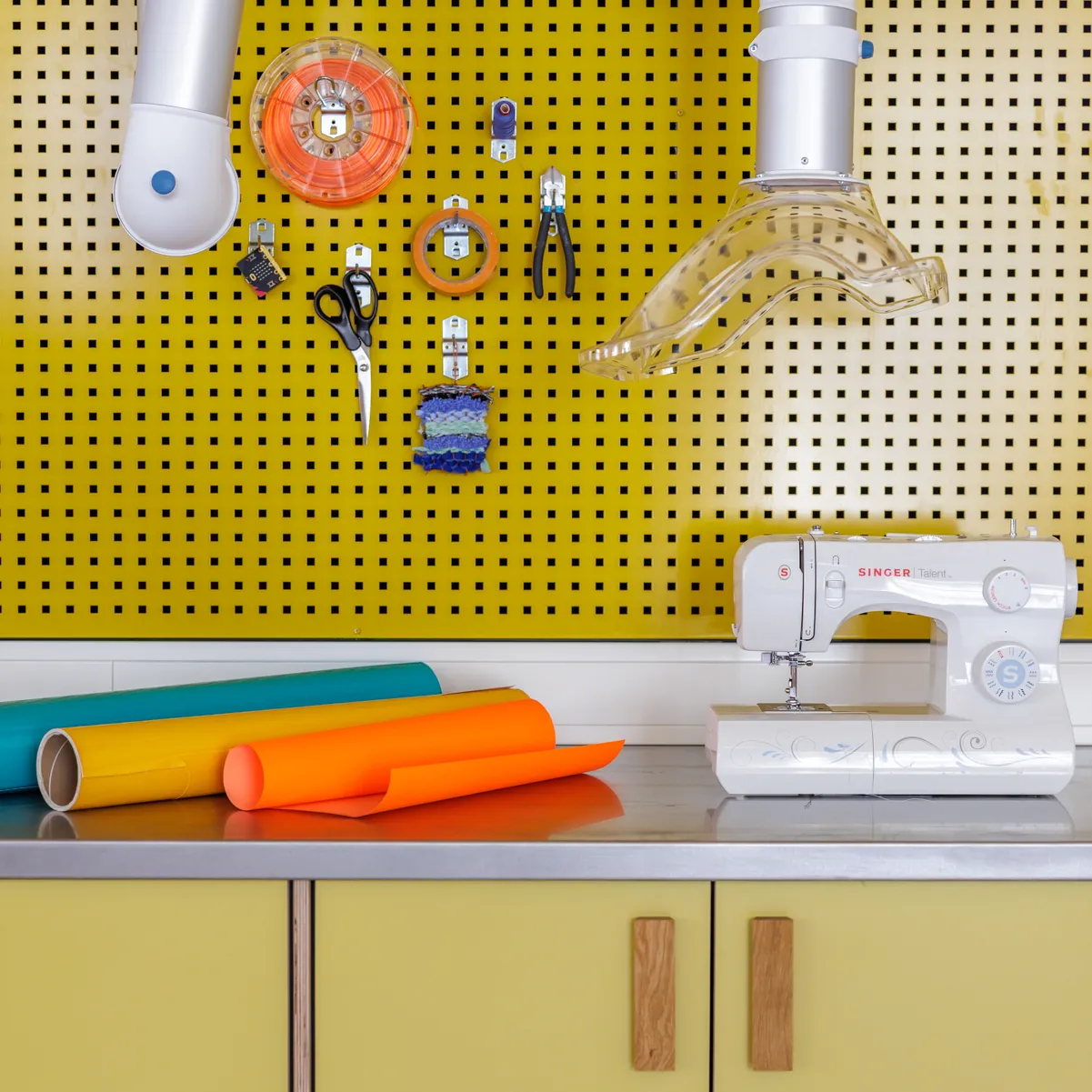 kleurrijke werkplaats met naaimachine