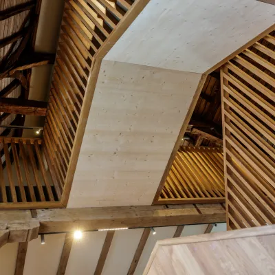 houten trappenhuis en balken