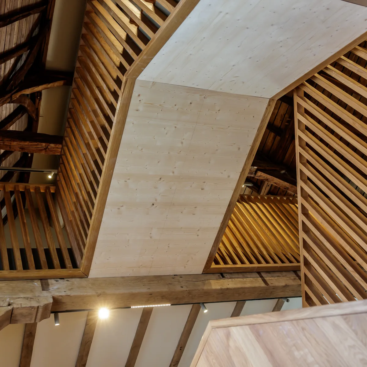 houten trappenhuis en balken