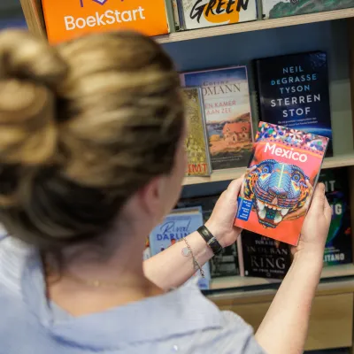 blonde vrouw met reisboek