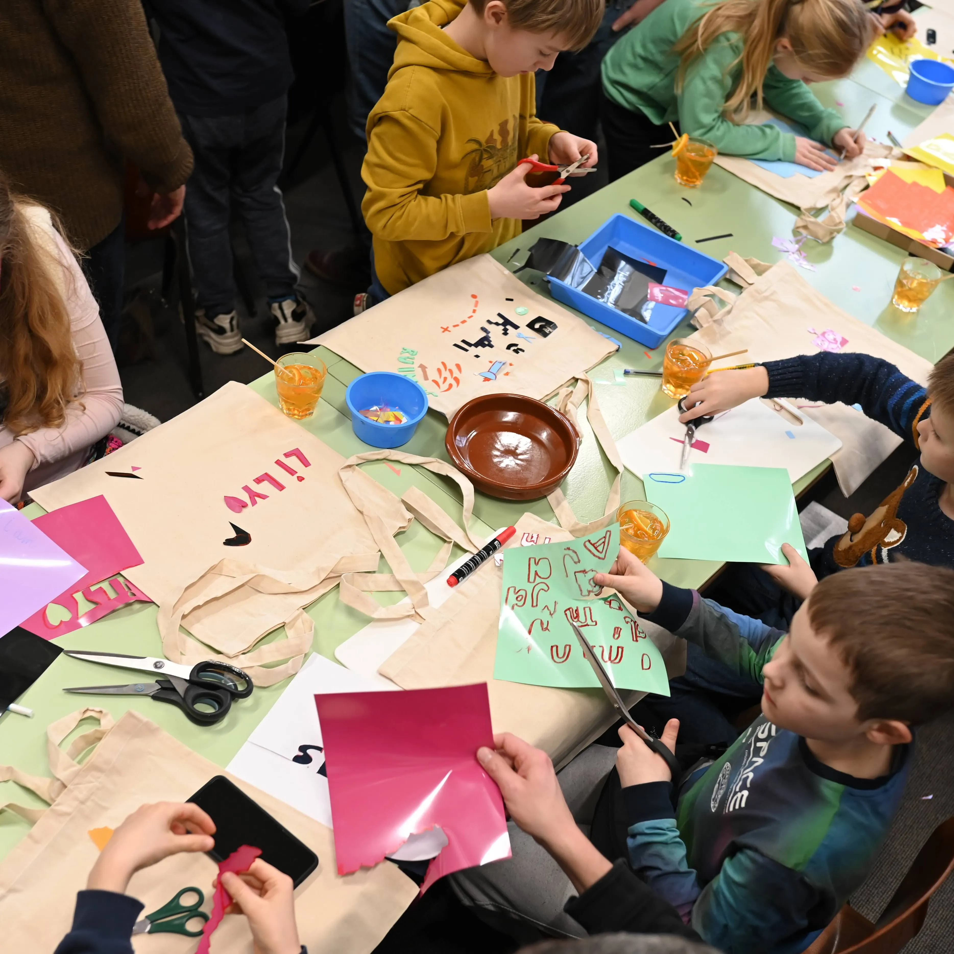 kinderen knutselen lange tafel