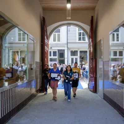 eerste bezoekeers komen door de poort