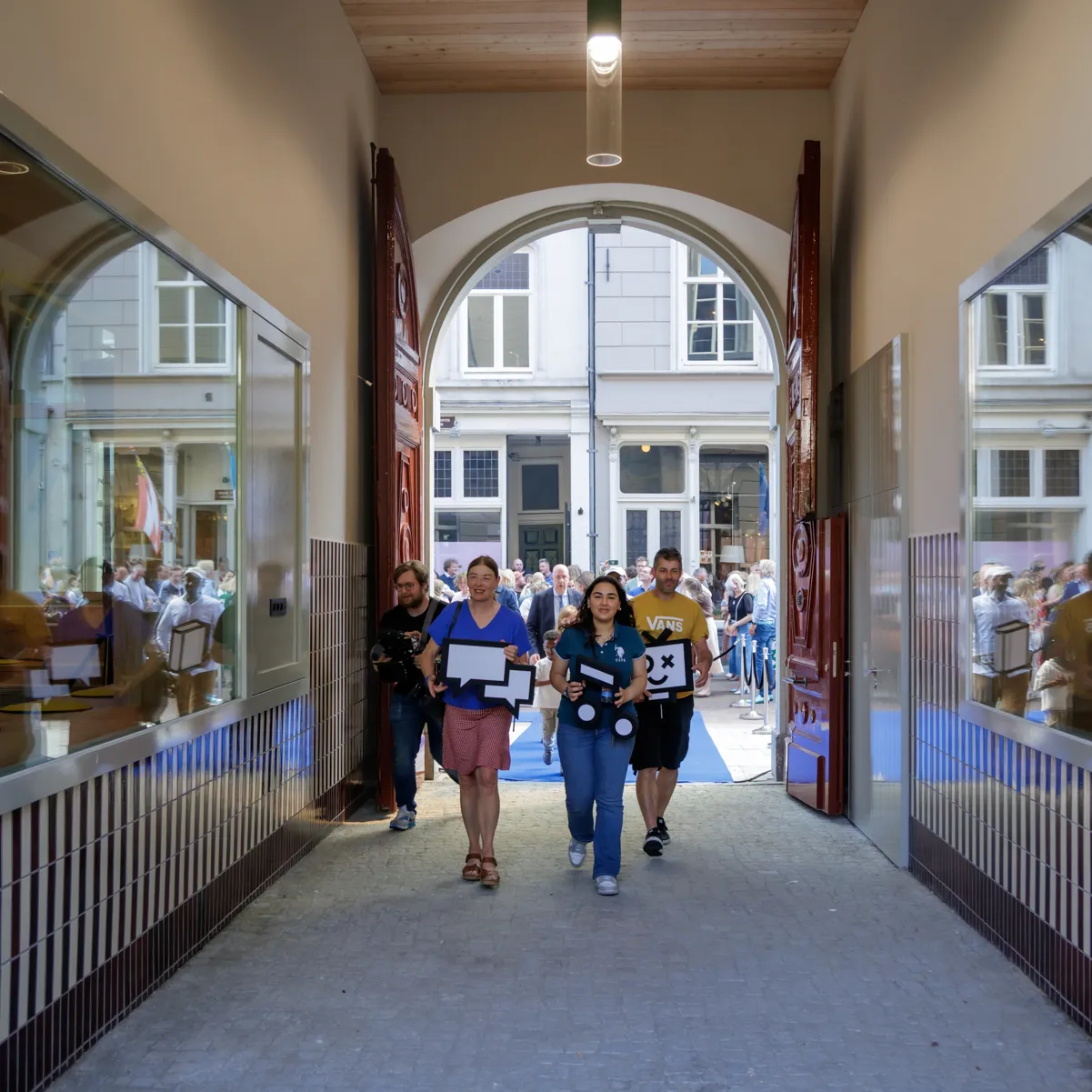 eerste bezoekeers komen door de poort