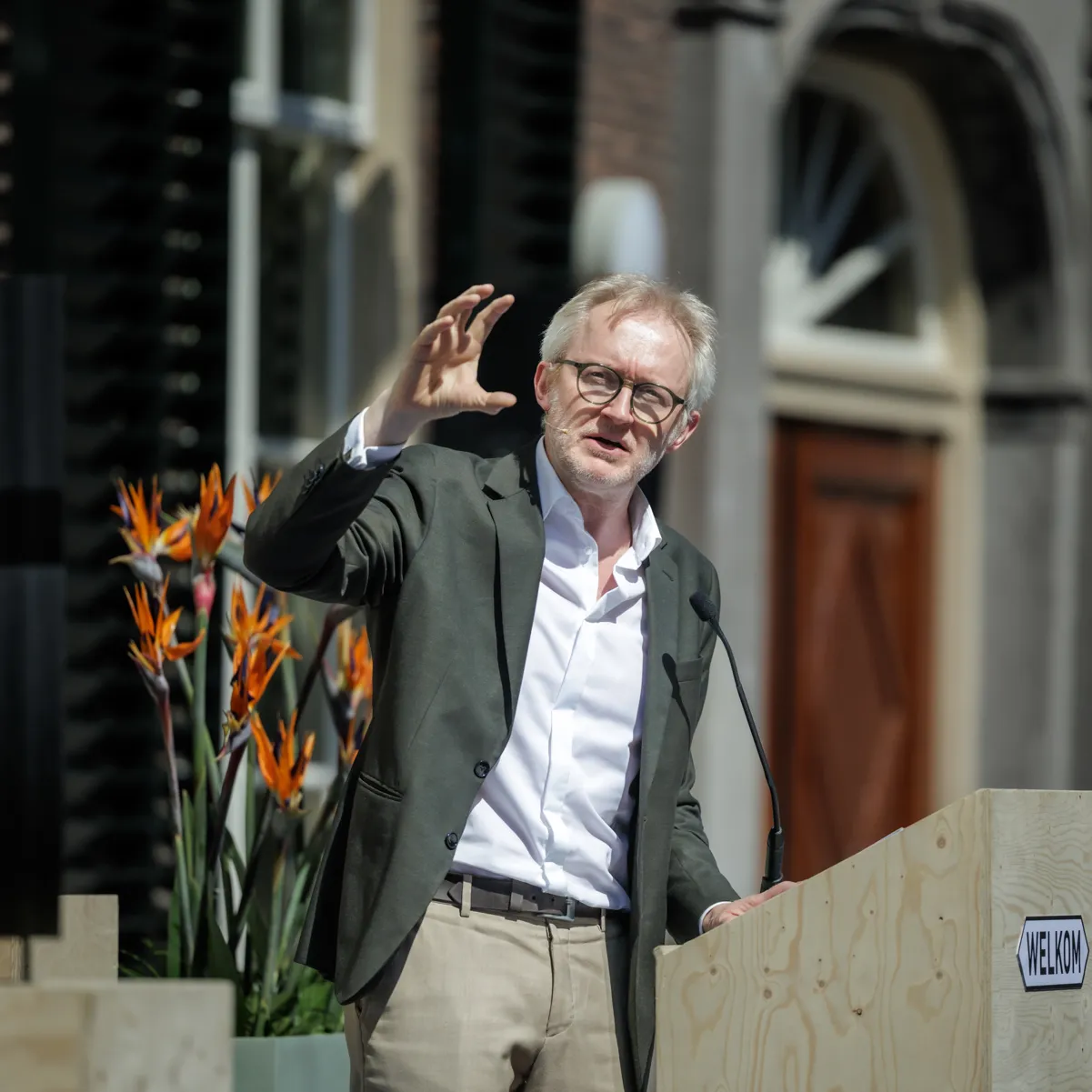 Den ker des Vaderlands houdt toespraak buiten