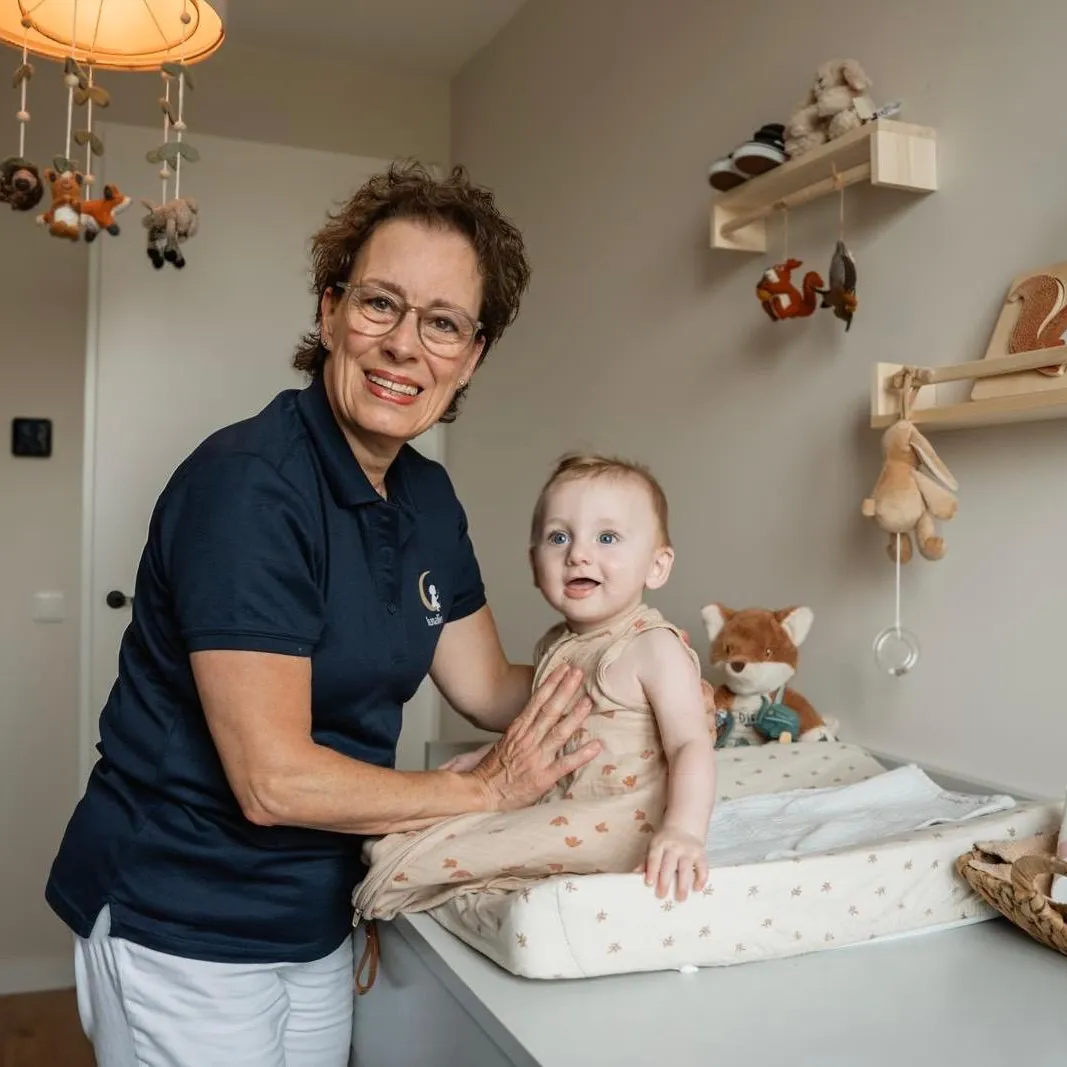 Slaapcoach Ineke van Gorkum samen met een baby op een commode