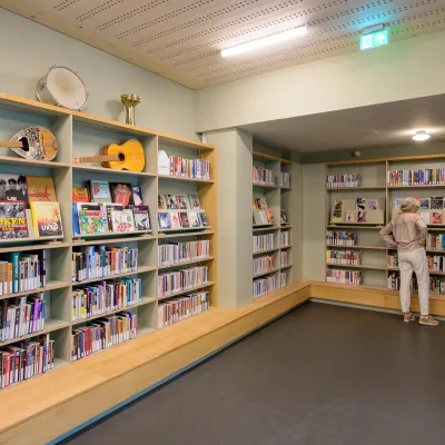 boekenkasten met Buitenlandse romans in de Hinthamerstraat