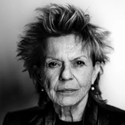 Zwart wit portret van schrijfster Connie Palmen