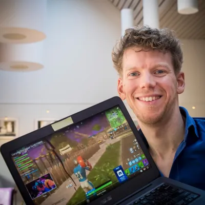Laurens met ipad voor zich waar een game op te zien is