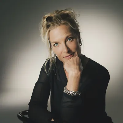 Portretfoto van schrijfster Eva Posthuma de Boer