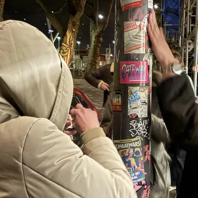 Stickers op lantaarnpaal