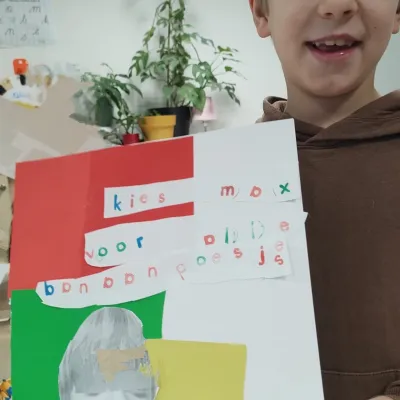 kind met poster
