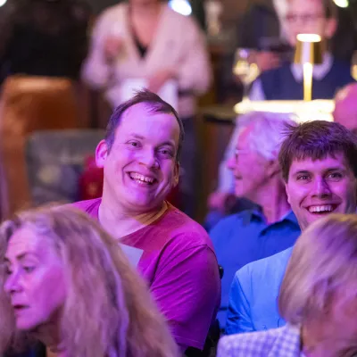 vier personen in het publiek