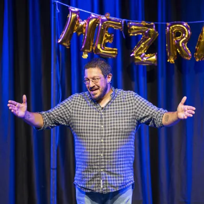 Mezrab op het podium