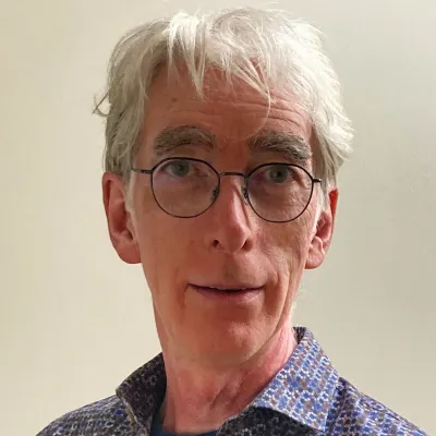 Man met grijs haar en een bril