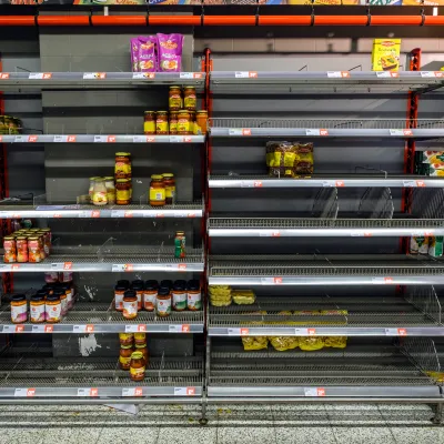 Lege supermarktschappen