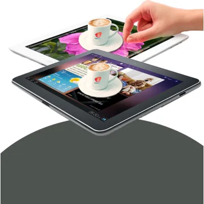 tablet met hand en kopje koffie