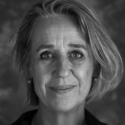 Zwart wit foto met een vrouw met half lang haar. 
