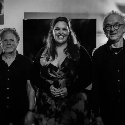 zwart wit foto van bandleden Laag Water