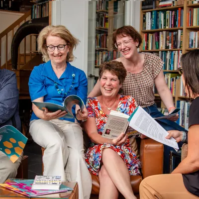 groep mensen die samen lezen 