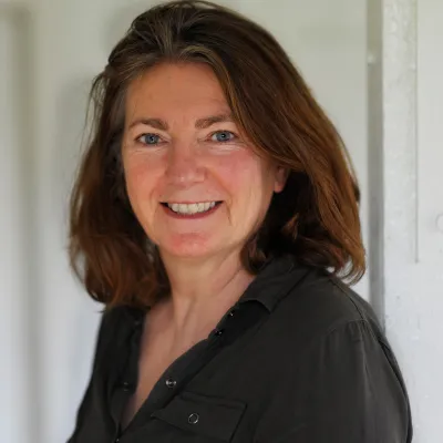 Foto van Monica - Vrouw met halflang bruin haar en donkergroene blouse