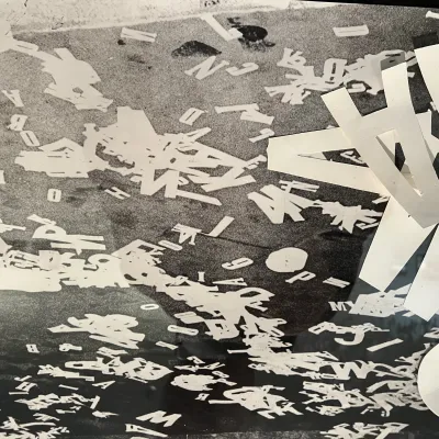 Foto zwart-wit met letters die door elkaar gehusseld zijn