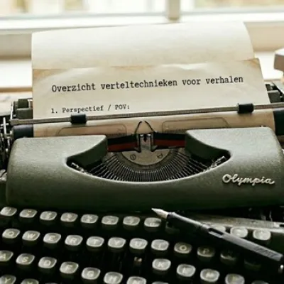 Ouderwetse zwarte typemachine met daarin een wit papier