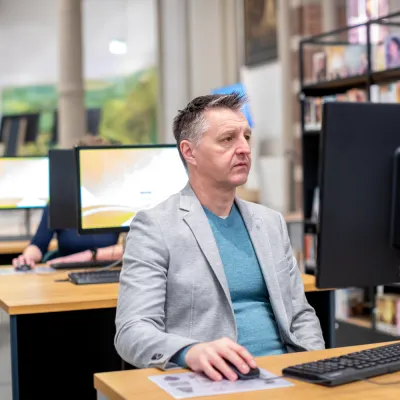 man achter computer 