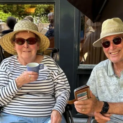 twee personen met een hoedje en zonnebril