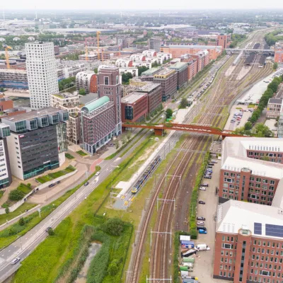 Een luchtfoto van het de bebouwing rond het spoor bij het station van Den Bosch.