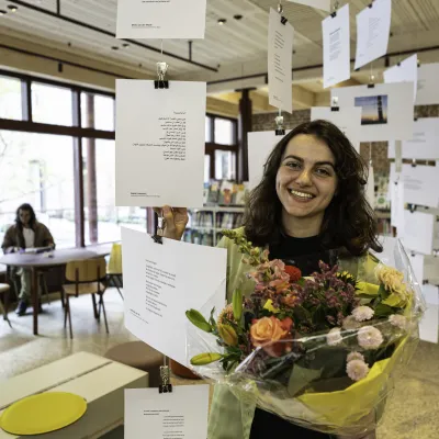 vrouw met bos bloemen