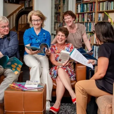 Een groepje mensen die samen aan het lezen zijn.