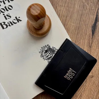 pagina van boek met boekenstempel ex libris, inktpad en houten stempel