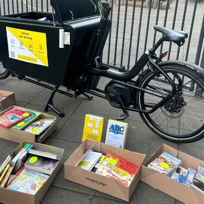 boekenbakfiets met boeken die uitgedeeld worden