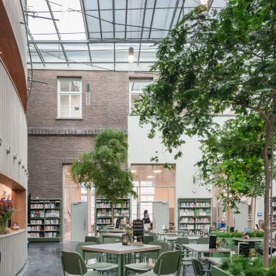 Café Hinthamerstraat met mensen aan tafels
