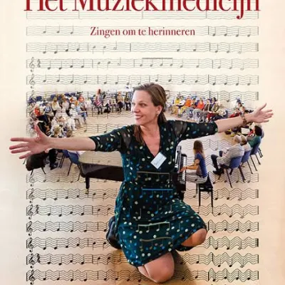 Vrouw op haar knieën met gespreide armen