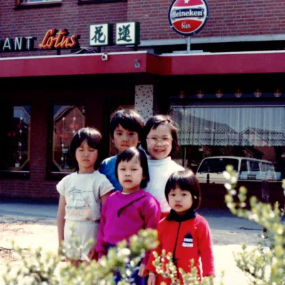 Een beeld van 5 kinderen voor een Chinees Indisch Restaurant
