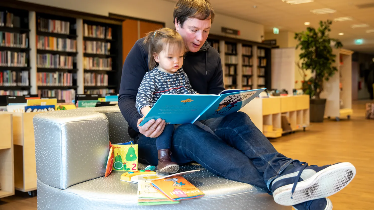 Man leest kind voor