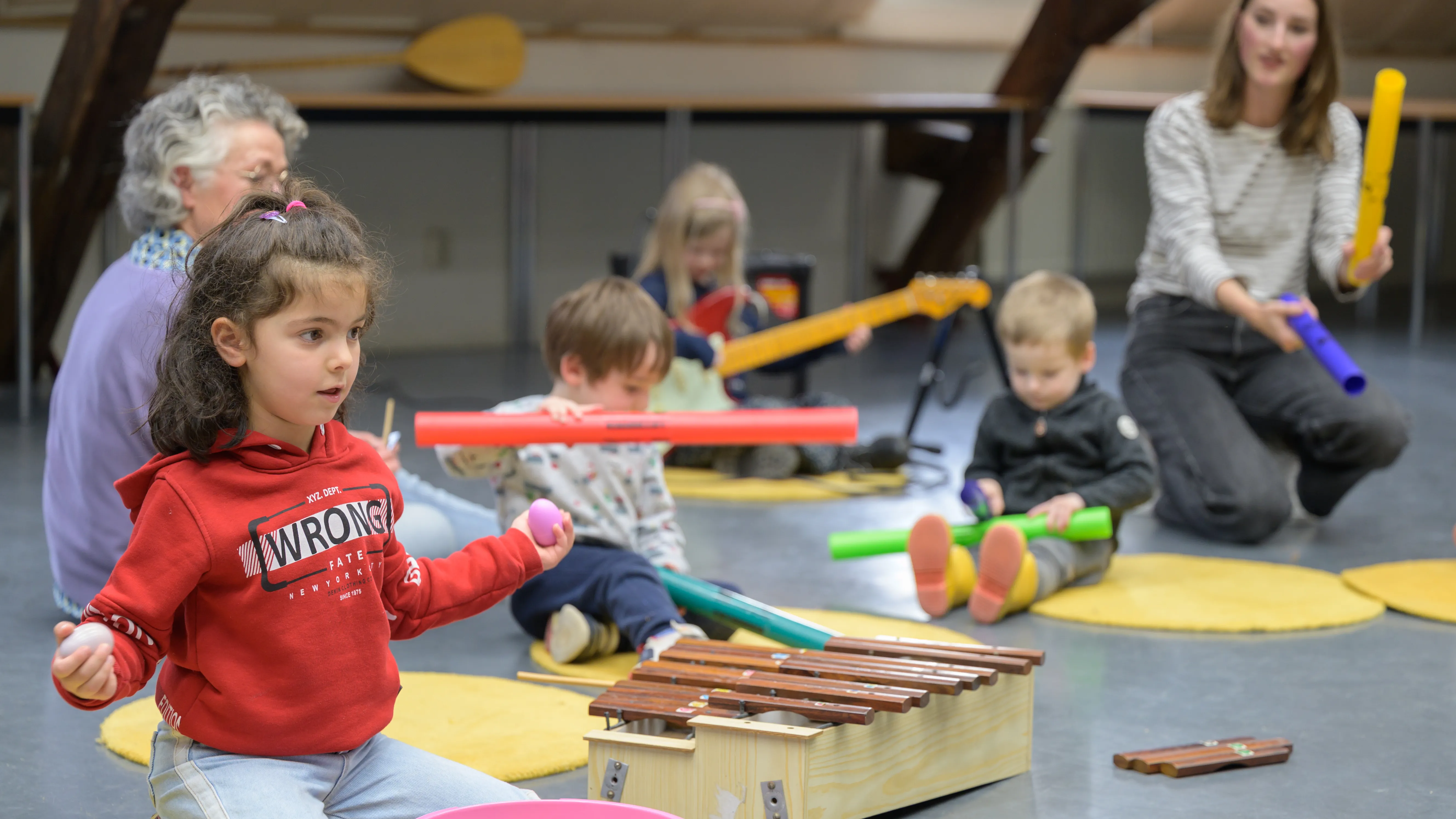 kinderen maken muziek