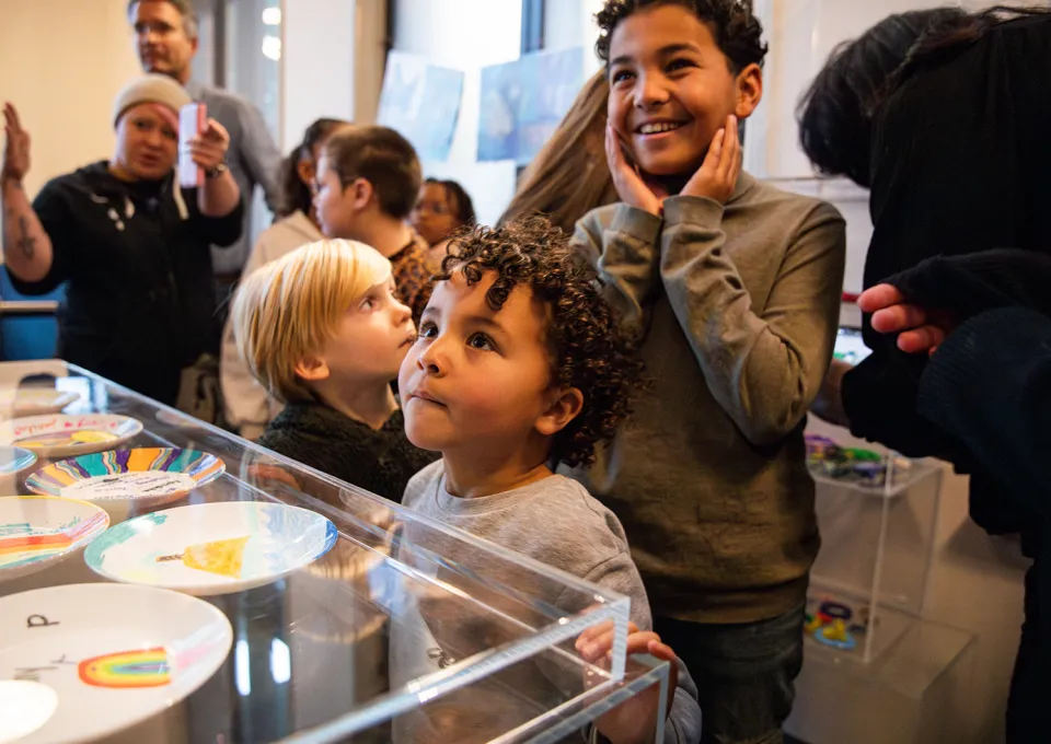 Jonge kinderen kijken blij in museum