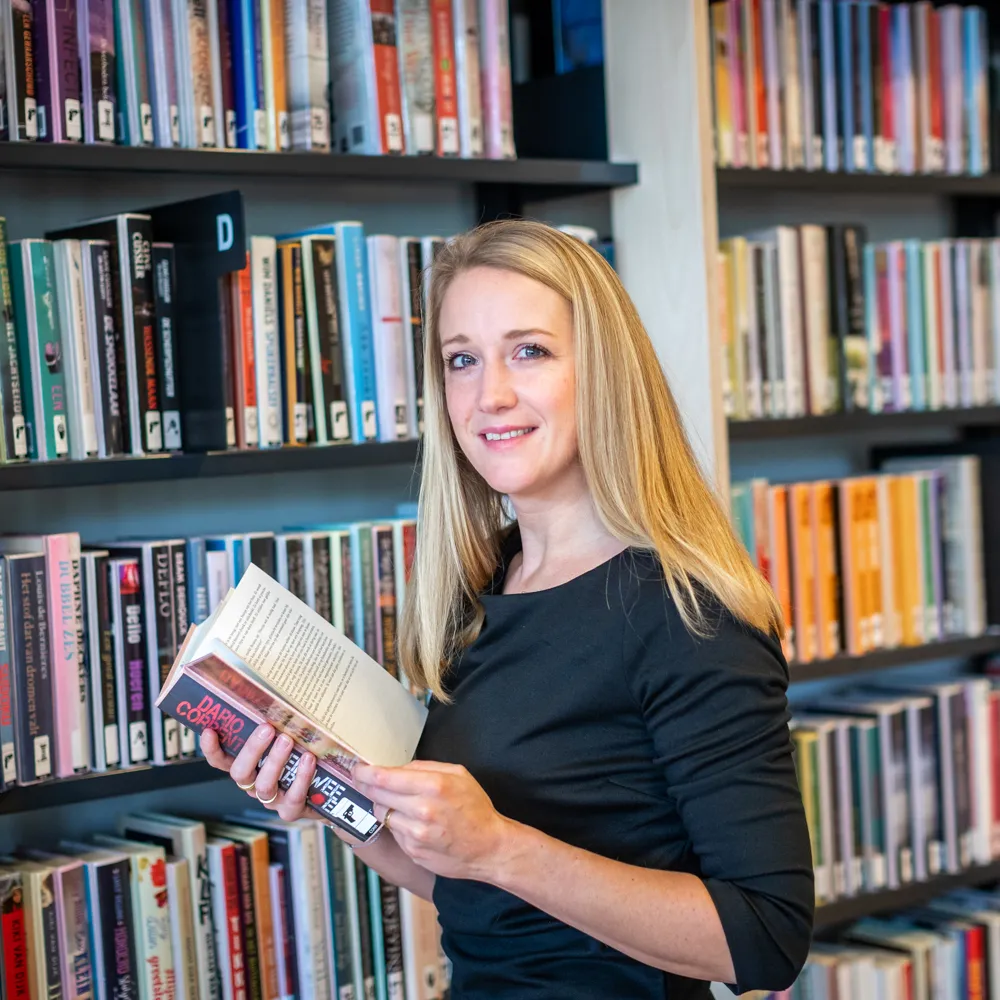 Vrouw voor boekenkast
