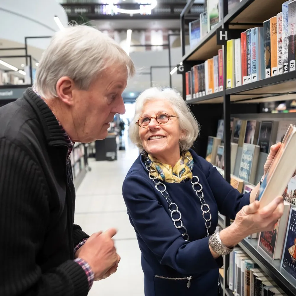 oudere man en vrouw met boeken in handen