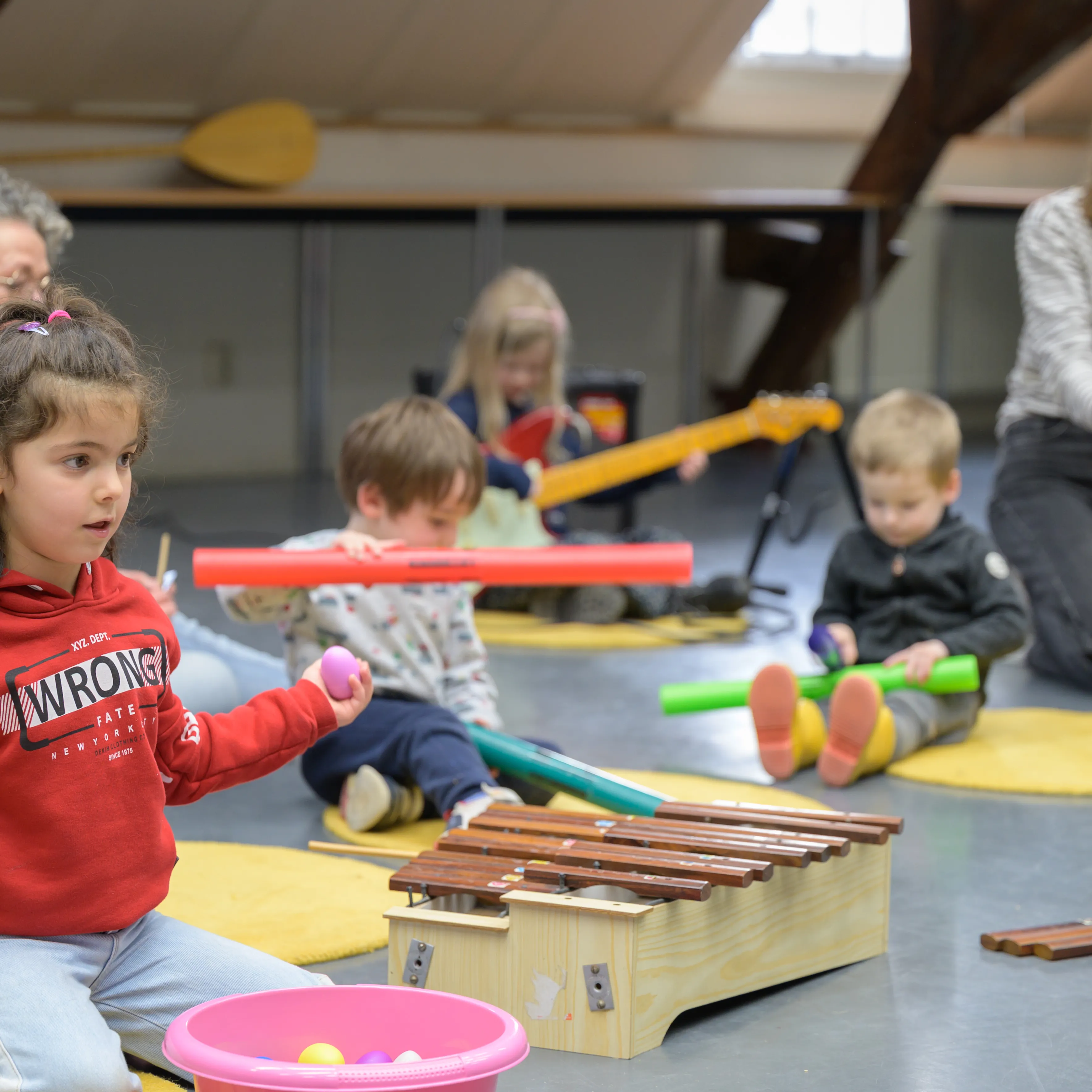 kinderen maken muziek