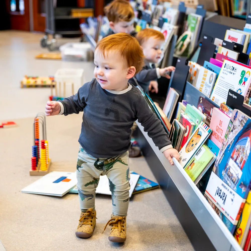 peuters met speelgoed en boeken