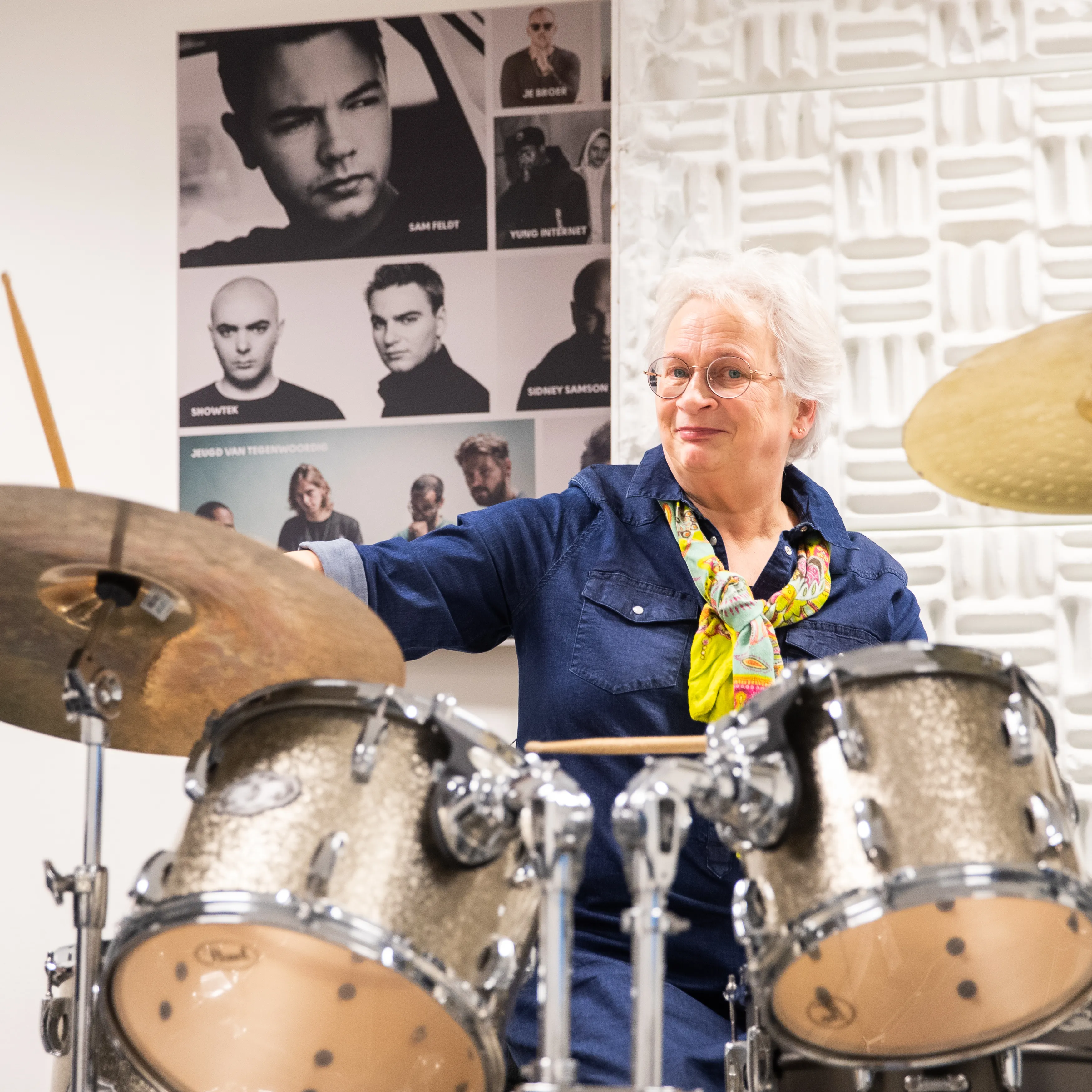 vrouw achter drumstel