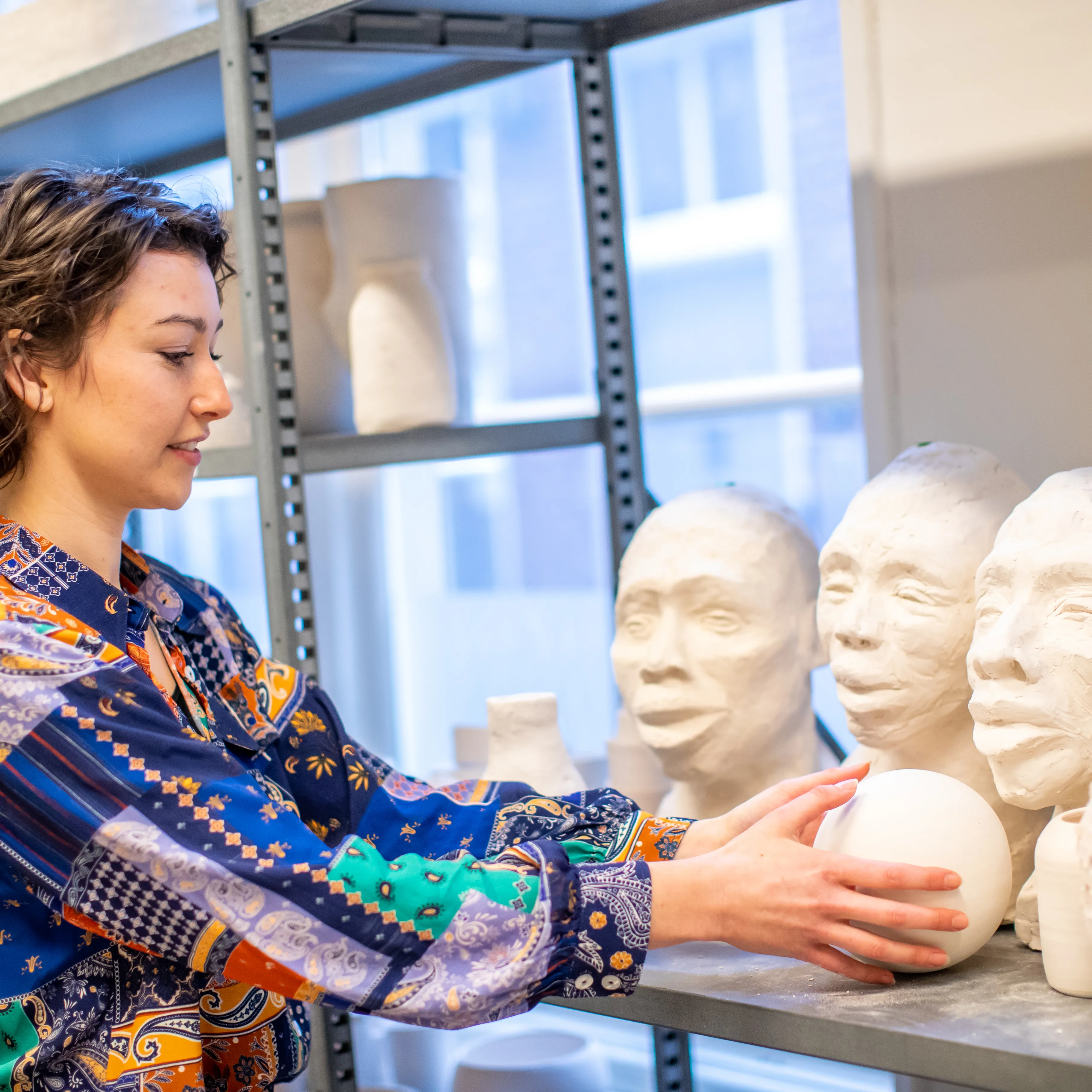 vrouw in keramiek ruimte