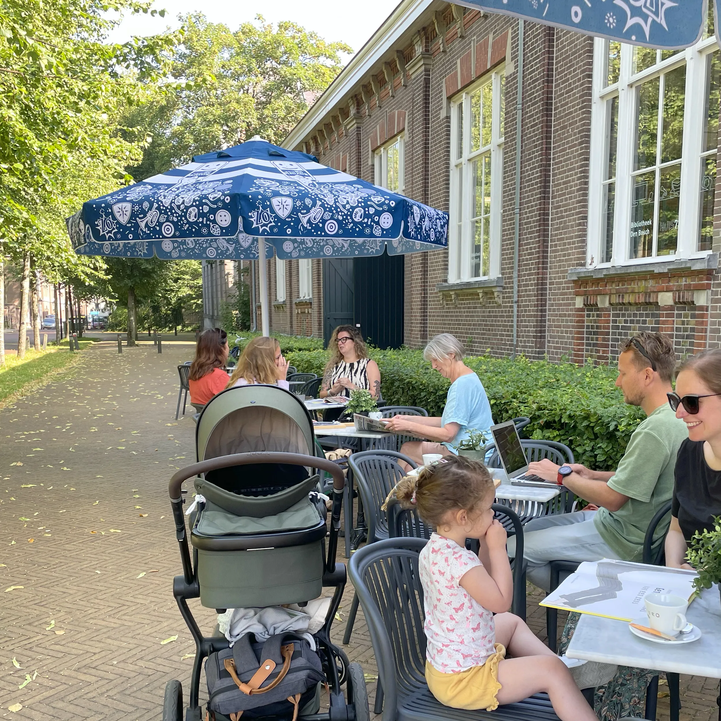 mensen op terras